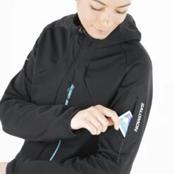 Salomon Mountain Gore-Tex Softshell Jacket Femme Noir 14 Salomon Mountain Gore-Tex Softshell Jacket Femme Noir -Patago Vetements Magasin main LC1841300 7 MOD mtngtxsoftshelljkt deepblackbluefish sleevepocket w.png.hi a1f5